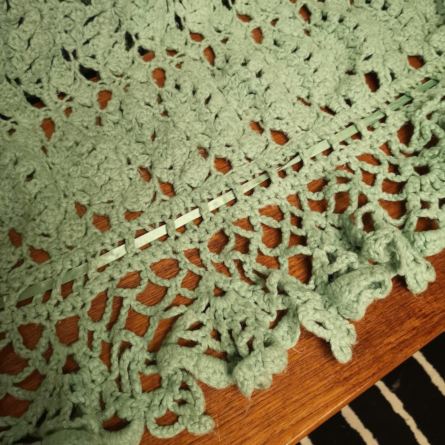 Pretty Knitted Green Frill Single Blanket Bedspread Throw