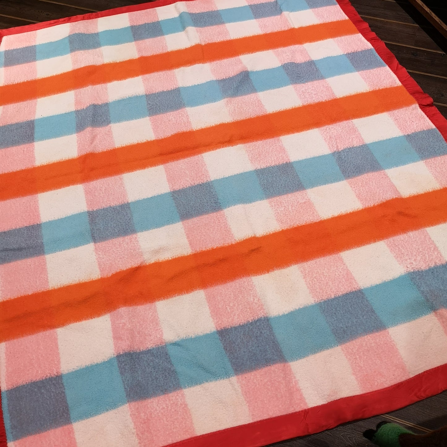 Vintage Retro Large Thick Warm Reversible Checked Spotty Blanket Bedspread