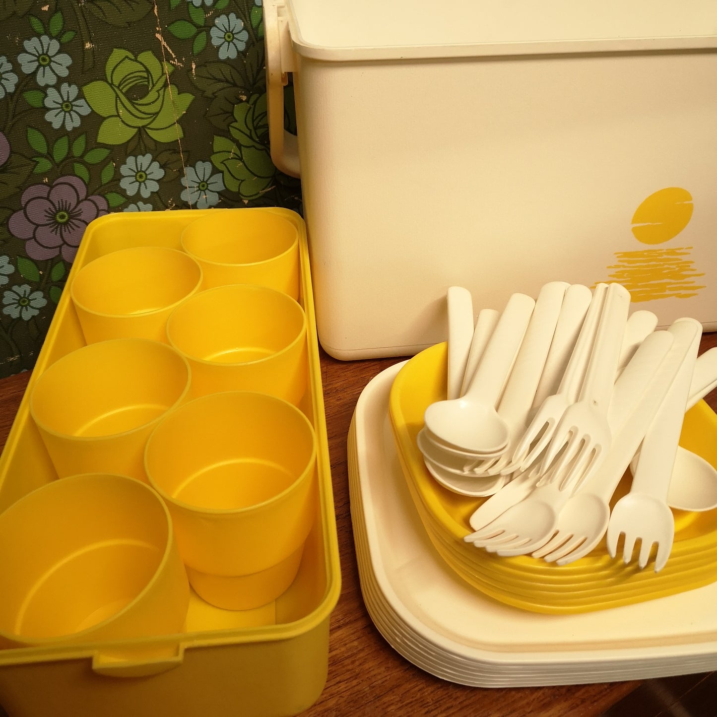 Vintage Keter Retro 6 person Yellow Picnic Set in Carry Box