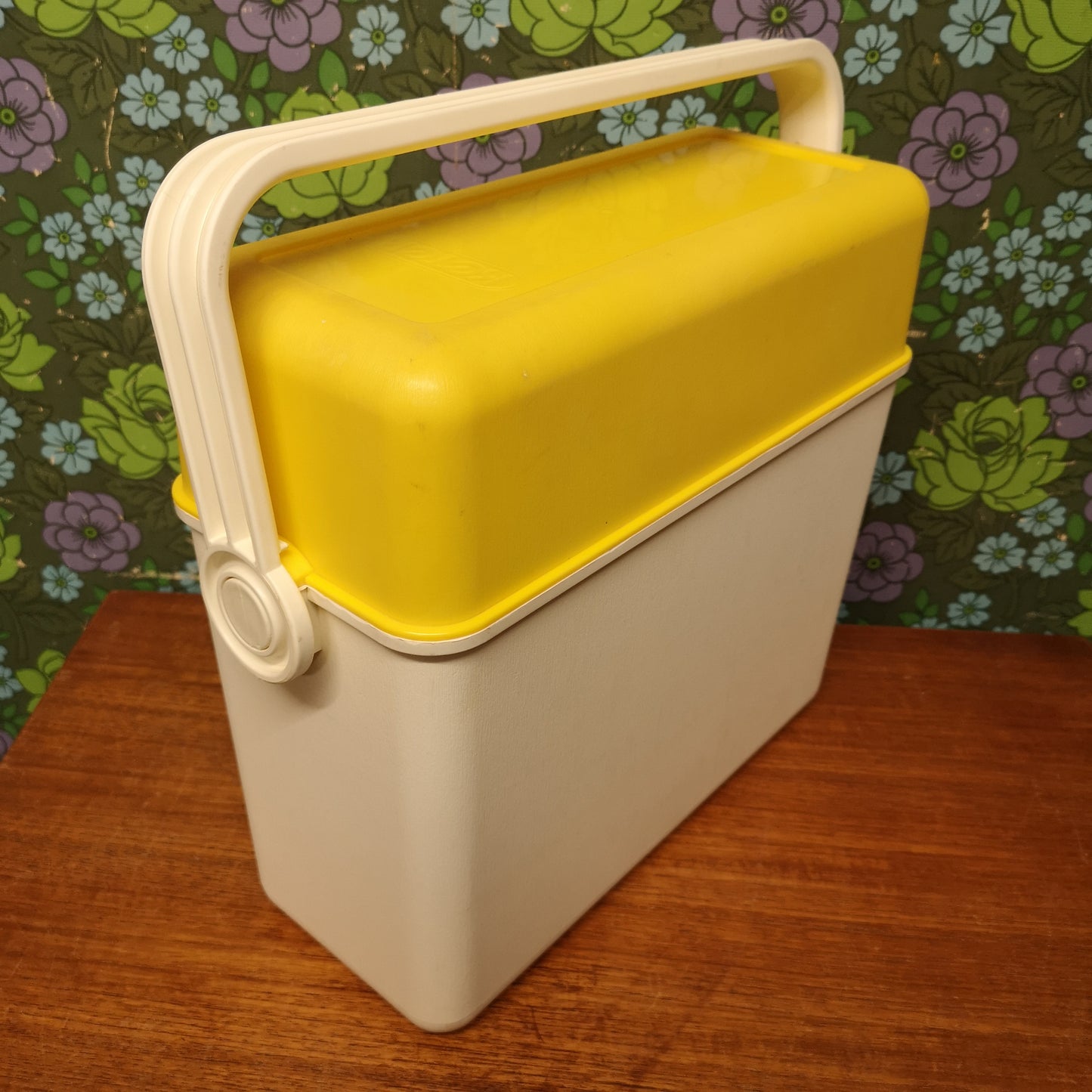 Vintage Keter Retro 6 person Yellow Picnic Set in Carry Box