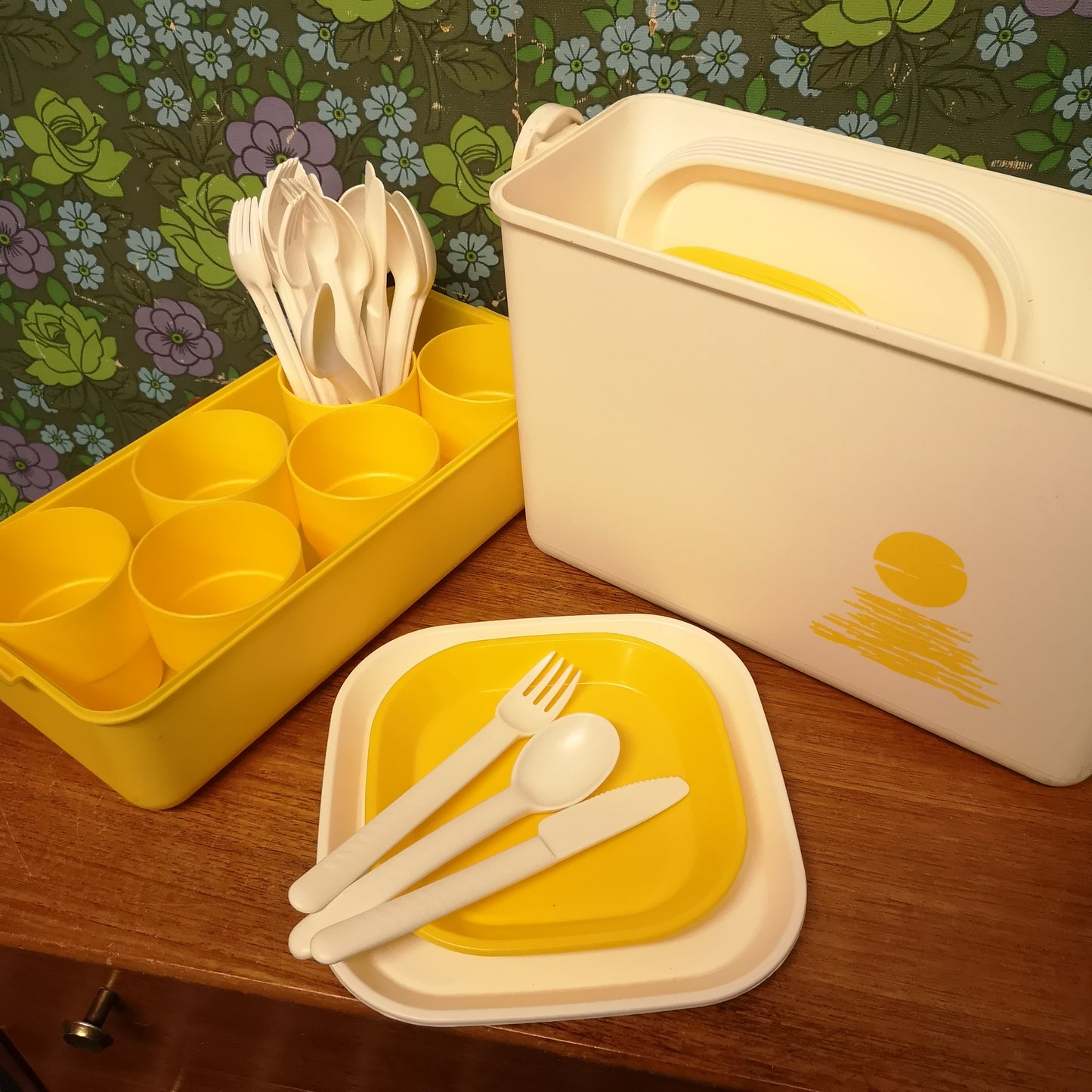 Vintage Keter Retro 6 person Yellow Picnic Set in Carry Box