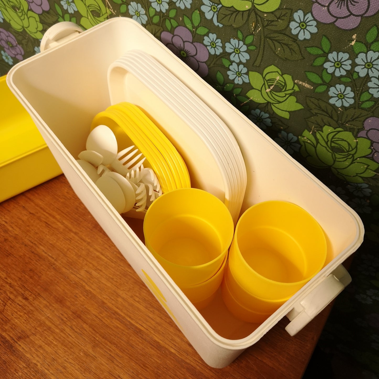 Vintage Keter Retro 6 person Yellow Picnic Set in Carry Box