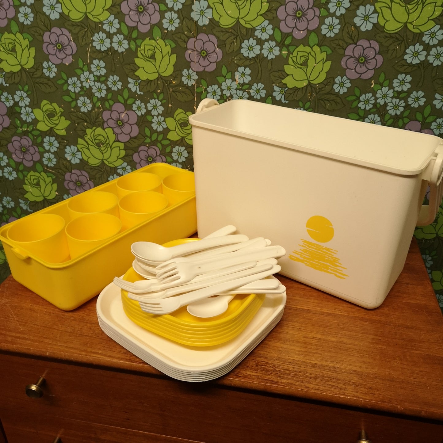 Vintage Keter Retro 6 person Yellow Picnic Set in Carry Box