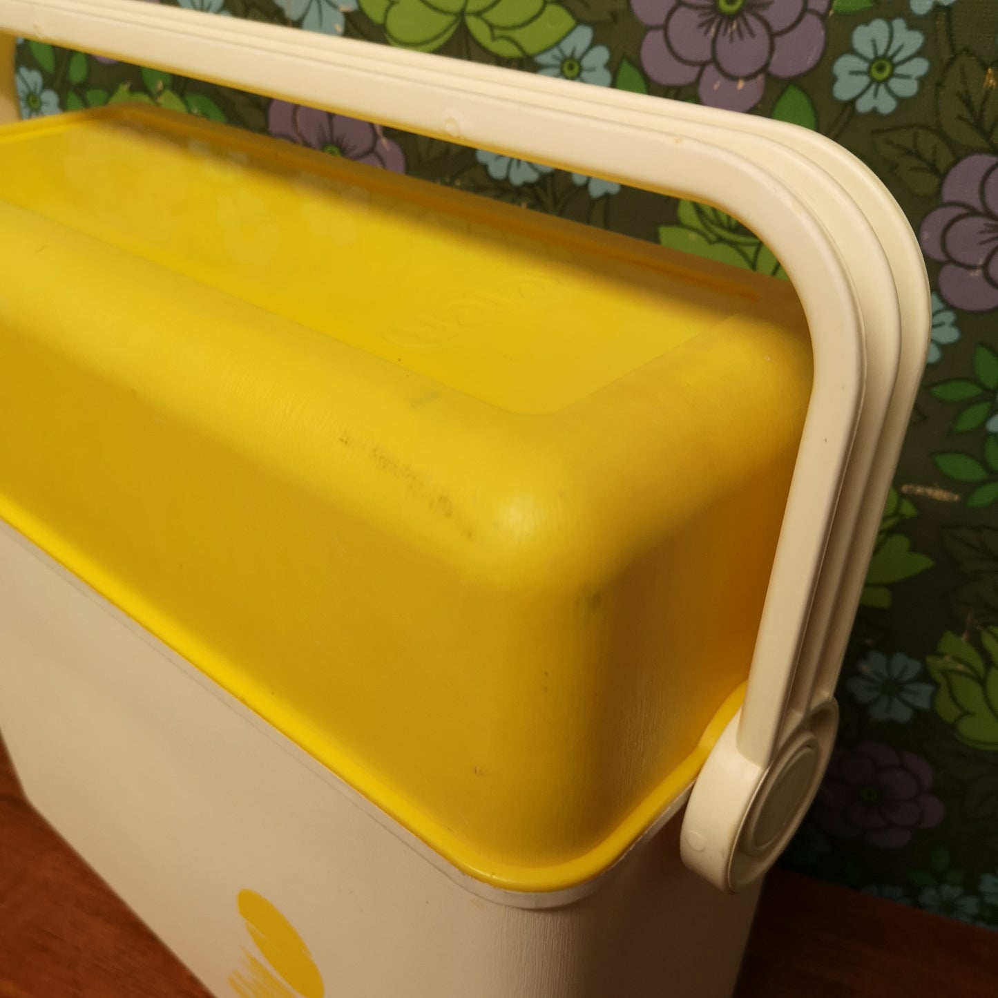 Vintage Keter Retro 6 person Yellow Picnic Set in Carry Box
